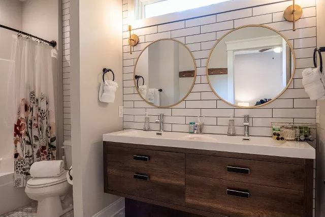 Primary Bath With Dual Vanity Sinks
