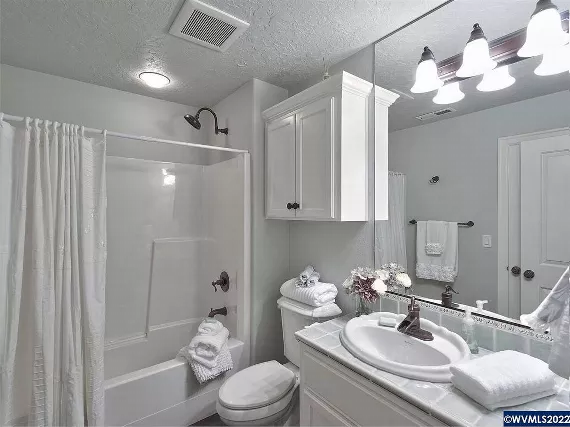 Bright and Clean Secondary Bathroom