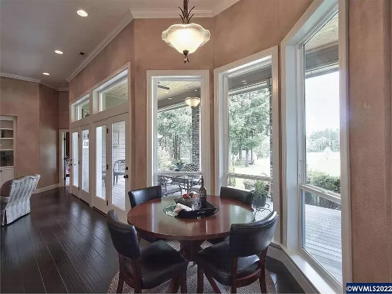 Comfortable Breakfast Nook