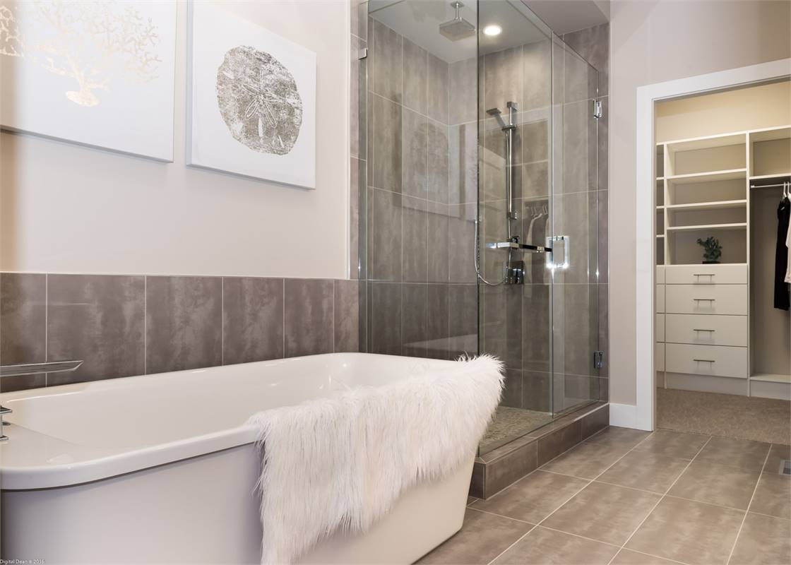 Primary Ensuite Bath with Soaking Tub & Walk In Shower
